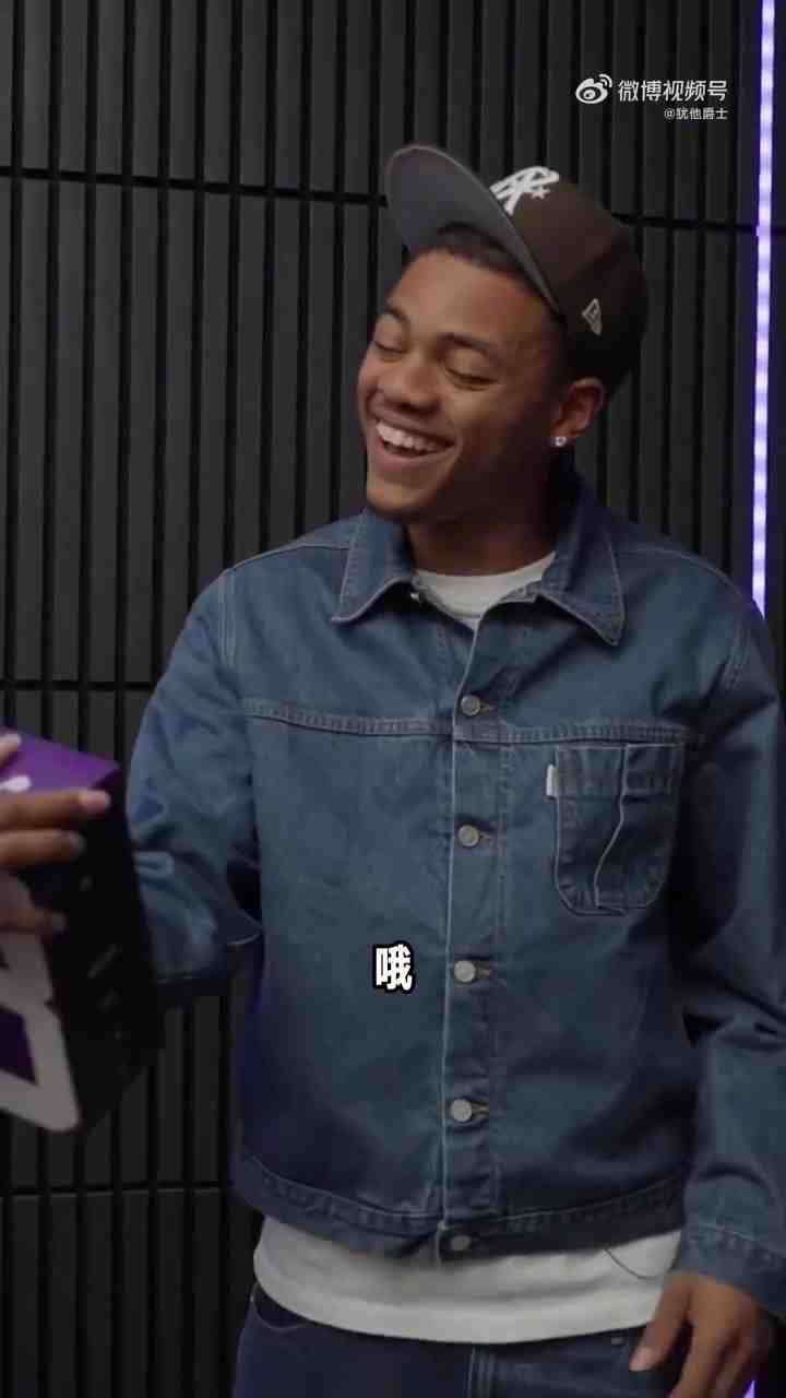 爵士制作乔治摇头娃娃！队友赞叹还原度 JJJ称看之前都想好吐槽了